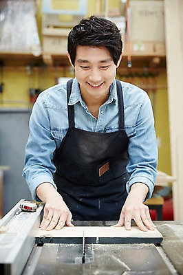 포토 JPG 남자 맨라이프 실내 한명 서기 미소 상반신 20대 성인 앞모습 한국인 자르기 목수 즐거움 열정 목공예 나무토막 가구공방 전기톱 남자만 성인남자한명만 국내포토 직업 1 라이프스타일 감정 뷰포인트 모션 표정 사람 동양인 청년 내부 작업실 공예 톱 남자한명만 성인남자만 파일형식