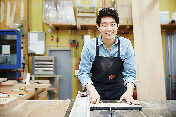 포토 JPG 남자 맨라이프 실내 한명 서기 미소 상반신 20대 성인 앞모습 한국인 자르기 목수 즐거움 열정 목공예 가구공방 전기톱 남자만 성인남자한명만 국내포토 직업 1 라이프스타일 감정 뷰포인트 모션 표정 사람 동양인 청년 내부 작업실 공예 톱 남자한명만 성인남자만 파일형식