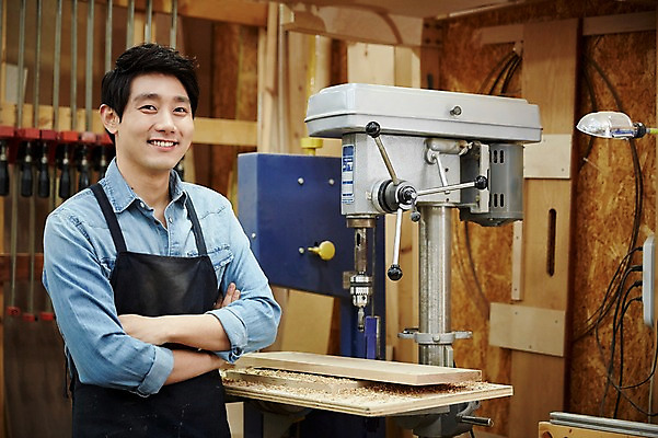 포토 JPG 남자 맨라이프 실내 한명 서기 미소 상반신 20대 성인 앞모습 팔짱 한국인 목수 즐거움 열정 목공예 가구공방 남자만 성인남자한명만 국내포토 직업 1 라이프스타일 감정 뷰포인트 모션 표정 사람 동양인 청년 내부 작업실 공예 남자한명만 성인남자만 파일형식