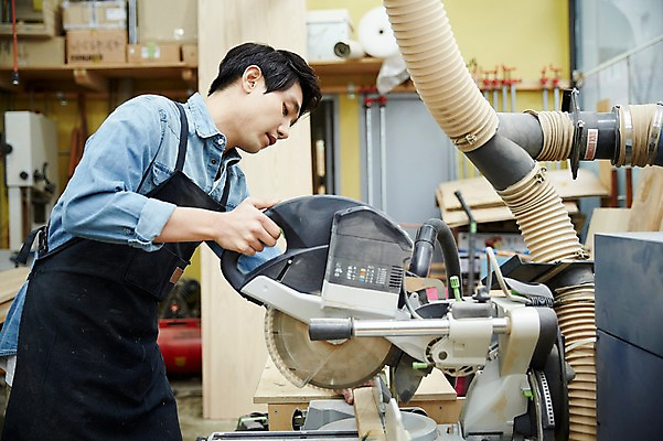 포토 JPG 나무 남자 맨라이프 실내 한명 서기 상반신 20대 성인 옆모습 한국인 자르기 목수 즐거움 열정 목공예 가구공방 전기톱 남자만 성인남자한명만 국내포토 식물 직업 1 라이프스타일 감정 뷰포인트 모션 사람 동양인 청년 내부 작업실 공예 톱 남자한명만 성인남자만 파일형식