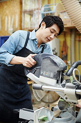 포토 JPG 나무 남자 맨라이프 실내 한명 서기 상반신 20대 성인 옆모습 한국인 자르기 목수 즐거움 열정 목공예 가구공방 전기톱 남자만 성인남자한명만 국내포토 식물 직업 1 라이프스타일 감정 뷰포인트 모션 사람 동양인 청년 내부 작업실 공예 톱 남자한명만 성인남자만 파일형식