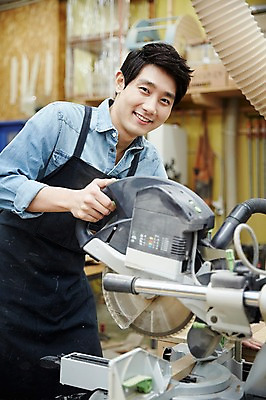 포토 JPG 나무 남자 맨라이프 실내 한명 서기 미소 상반신 20대 성인 옆모습 한국인 자르기 목수 즐거움 열정 목공예 가구공방 전기톱 남자만 성인남자한명만 국내포토 식물 직업 1 라이프스타일 감정 뷰포인트 모션 표정 사람 동양인 청년 내부 작업실 공예 톱 남자한명만 성인남자만 파일형식