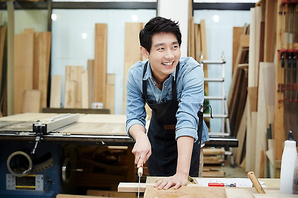 포토 JPG 남자 맨라이프 실내 한명 서기 미소 들기 상반신 20대 성인 앞모습 한국인 자르기 목수 즐거움 열정 목공예 나무토막 톱 가구공방 남자만 성인남자한명만 국내포토 직업 1 라이프스타일 감정 뷰포인트 모션 표정 사람 동양인 청년 내부 공구 작업실 공예 남자한명만 성인남자만 파일형식