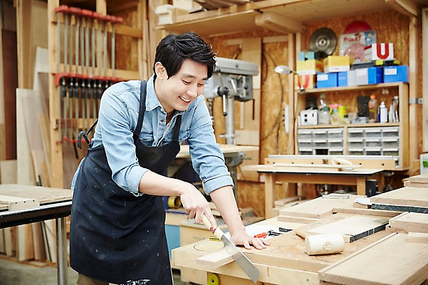 포토 JPG 남자 맨라이프 실내 한명 서기 미소 들기 상반신 20대 성인 옆모습 한국인 자르기 목수 즐거움 열정 목공예 나무토막 톱 가구공방 남자만 성인남자한명만 국내포토 직업 1 라이프스타일 감정 뷰포인트 모션 표정 사람 동양인 청년 내부 공구 작업실 공예 남자한명만 성인남자만 파일형식