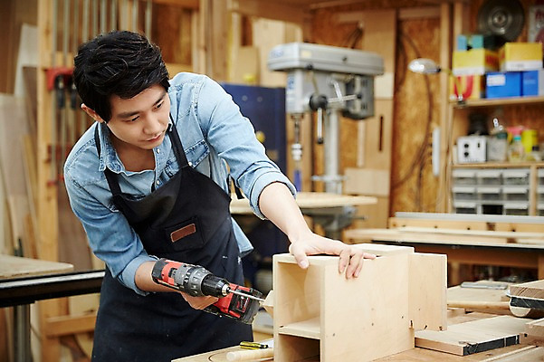 포토 JPG 남자 맨라이프 실내 한명 서기 미소 상반신 20대 성인 앞모습 한국인 목수 드릴 즐거움 열정 목공예 나무판자 가구공방 남자만 성인남자한명만 국내포토 직업 1 라이프스타일 감정 뷰포인트 모션 표정 사람 동양인 청년 내부 목재 공구 작업실 공예 남자한명만 성인남자만 파일형식