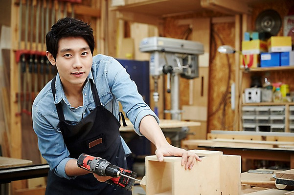 포토 JPG 남자 맨라이프 실내 한명 서기 미소 상반신 20대 성인 앞모습 한국인 목수 드릴 즐거움 열정 목공예 나무판자 가구공방 남자만 성인남자한명만 국내포토 직업 1 라이프스타일 감정 뷰포인트 모션 표정 사람 동양인 청년 내부 목재 공구 작업실 공예 남자한명만 성인남자만 파일형식