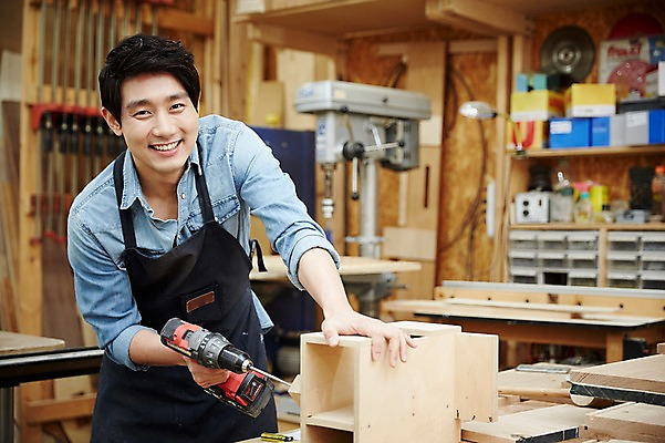 포토 JPG 남자 맨라이프 실내 한명 서기 미소 상반신 20대 성인 앞모습 한국인 목수 드릴 즐거움 열정 목공예 나무판자 가구공방 남자만 성인남자한명만 국내포토 직업 1 라이프스타일 감정 뷰포인트 모션 표정 사람 동양인 청년 내부 목재 공구 작업실 공예 남자한명만 성인남자만 파일형식