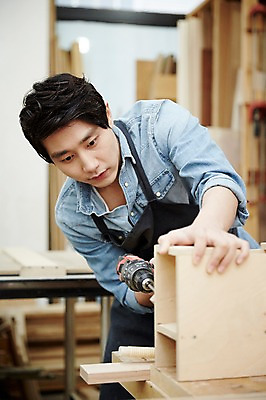 포토 JPG 남자 맨라이프 실내 한명 서기 들기 상반신 20대 성인 앞모습 한국인 목수 드릴 즐거움 열정 목공예 가구공방 남자만 성인남자한명만 국내포토 직업 1 라이프스타일 감정 뷰포인트 모션 사람 동양인 청년 내부 공구 작업실 공예 남자한명만 성인남자만 파일형식