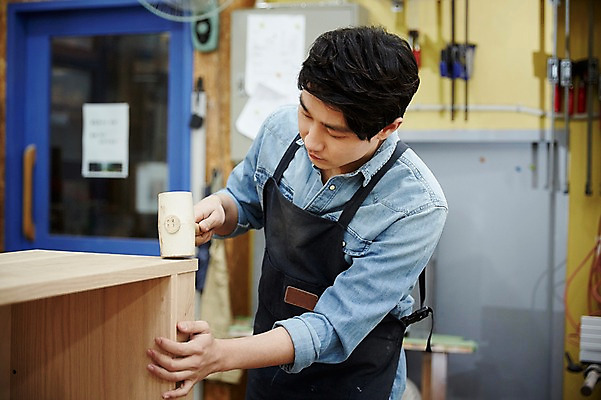 포토 JPG 남자 맨라이프 실내 한명 서기 들기 상반신 20대 성인 앞모습 한국인 망치 목수 즐거움 열정 목공예 가구공방 망치질 남자만 성인남자한명만 국내포토 직업 1 라이프스타일 감정 뷰포인트 모션 사람 동양인 청년 내부 공구 작업실 공예 남자한명만 성인남자만 파일형식