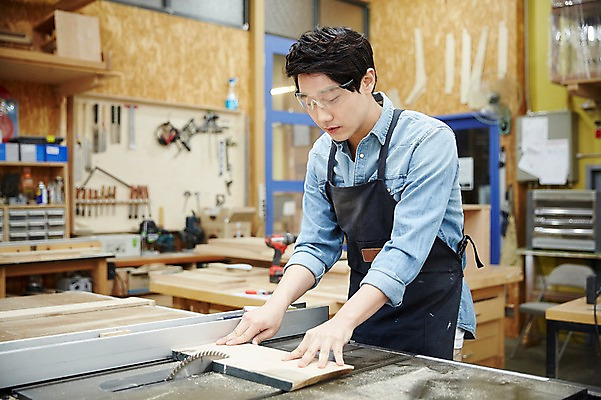 포토 JPG 남자 맨라이프 고글 실내 한명 서기 상반신 20대 성인 앞모습 한국인 자르기 목수 즐거움 열정 목공예 나무판자 가구공방 전기톱 남자만 성인남자한명만 국내포토 직업 1 라이프스타일 감정 뷰포인트 모션 사람 동양인 청년 내부 목재 작업실 공예 톱 남자한명만 성인남자만 파일형식
