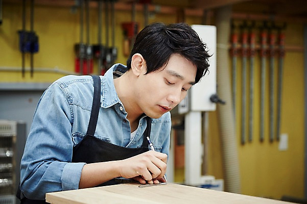 포토 JPG 남자 맨라이프 실내 한명 서기 상반신 20대 성인 앞모습 한국인 목수 즐거움 열정 목공예 가구공방 사이즈측정 남자만 성인남자한명만 국내포토 직업 1 라이프스타일 감정 뷰포인트 모션 사람 동양인 청년 내부 작업실 공예 측정 남자한명만 성인남자만 파일형식