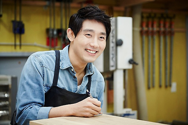 포토 JPG 남자 맨라이프 실내 한명 서기 상반신 20대 성인 앞모습 한국인 목수 즐거움 열정 목공예 가구공방 사이즈측정 남자만 성인남자한명만 국내포토 직업 1 라이프스타일 감정 뷰포인트 모션 사람 동양인 청년 내부 작업실 공예 측정 남자한명만 성인남자만 파일형식