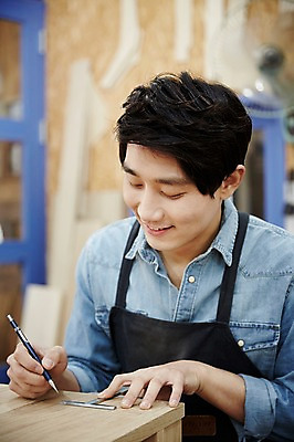 포토 JPG 남자 맨라이프 실내 한명 서기 상반신 20대 성인 앞모습 한국인 목수 즐거움 열정 목공예 가구공방 사이즈측정 남자만 성인남자한명만 국내포토 직업 1 라이프스타일 감정 뷰포인트 모션 사람 동양인 청년 내부 작업실 공예 측정 남자한명만 성인남자만 파일형식