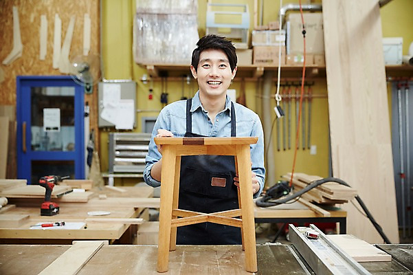 포토 JPG 남자 맨라이프 의자 실내 한명 서기 미소 상반신 20대 성인 앞모습 한국인 목수 즐거움 열정 목공예 가구공방 남자만 성인남자한명만 국내포토 직업 1 라이프스타일 감정 뷰포인트 가구 모션 표정 사람 동양인 청년 내부 작업실 공예 남자한명만 성인남자만 파일형식