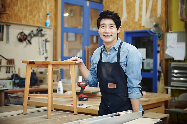 포토 JPG 남자 맨라이프 의자 실내 한명 서기 미소 상반신 20대 성인 앞모습 한국인 목수 즐거움 열정 목공예 가구공방 남자만 성인남자한명만 국내포토 직업 1 라이프스타일 감정 뷰포인트 가구 모션 표정 사람 동양인 청년 내부 작업실 공예 남자한명만 성인남자만 파일형식