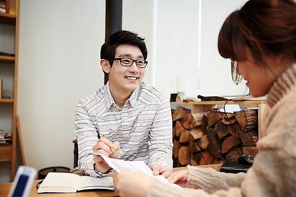 포토 JPG 여자 남자 맨라이프 실내 앉기 상반신 20대 성인 두명 앞모습 옆모습 한국인 목수 즐거움 상담 열정 목공예 가구공방 성인만 국내포토 직업 라이프스타일 감정 뷰포인트 모션 사람 동양인 청년 내부 작업실 공예 파일형식