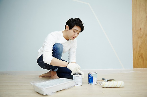 포토 JPG 전신 남자 맨라이프 실내 한명 앉기 20대 성인 앞모습 인테리어 페인트 한국인 DIY 셀프 남자만 성인남자한명만 국내포토 1 라이프스타일 디자인 뷰포인트 모션 사람 동양인 청년 취미 내부 남자한명만 성인남자만 파일형식