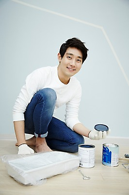 포토 JPG 전신 남자 맨라이프 실내 한명 앉기 20대 성인 앞모습 인테리어 페인트 한국인 DIY 셀프 남자만 성인남자한명만 국내포토 1 라이프스타일 디자인 뷰포인트 모션 사람 동양인 청년 취미 내부 남자한명만 성인남자만 파일형식