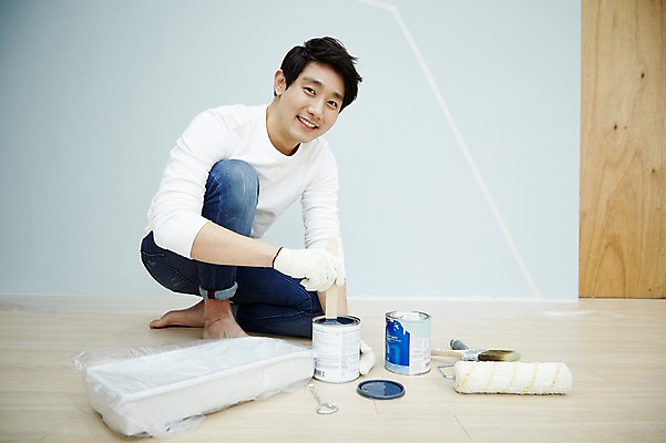 포토 JPG 전신 남자 맨라이프 실내 한명 앉기 20대 성인 앞모습 인테리어 페인트 한국인 DIY 셀프 남자만 성인남자한명만 국내포토 1 라이프스타일 디자인 뷰포인트 모션 사람 동양인 청년 취미 내부 남자한명만 성인남자만 파일형식