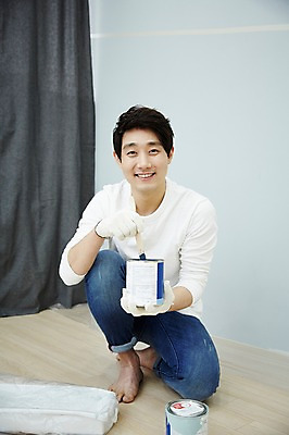 포토 JPG 전신 남자 맨라이프 실내 한명 앉기 20대 성인 앞모습 인테리어 페인트 한국인 DIY 셀프 남자만 성인남자한명만 국내포토 1 라이프스타일 디자인 뷰포인트 모션 사람 동양인 청년 취미 내부 남자한명만 성인남자만 파일형식