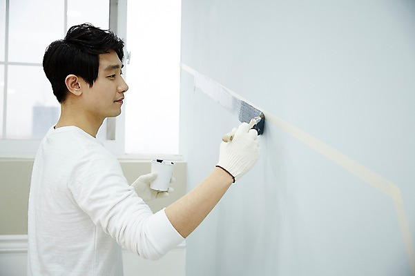 포토 JPG 남자 맨라이프 실내 한명 서기 들기 상반신 20대 성인 옆모습 인테리어 한국인 페인트칠 페인트붓 DIY 셀프 남자만 성인남자한명만 국내포토 1 라이프스타일 디자인 뷰포인트 모션 페인팅 사람 동양인 청년 취미 내부 붓 남자한명만 성인남자만 파일형식