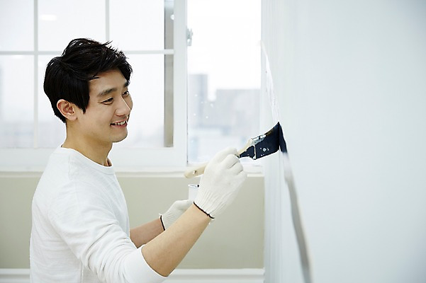 포토 JPG 남자 맨라이프 실내 한명 서기 들기 상반신 20대 성인 옆모습 인테리어 한국인 페인트칠 페인트붓 DIY 셀프 남자만 성인남자한명만 국내포토 1 라이프스타일 디자인 뷰포인트 모션 페인팅 사람 동양인 청년 취미 내부 붓 남자한명만 성인남자만 파일형식