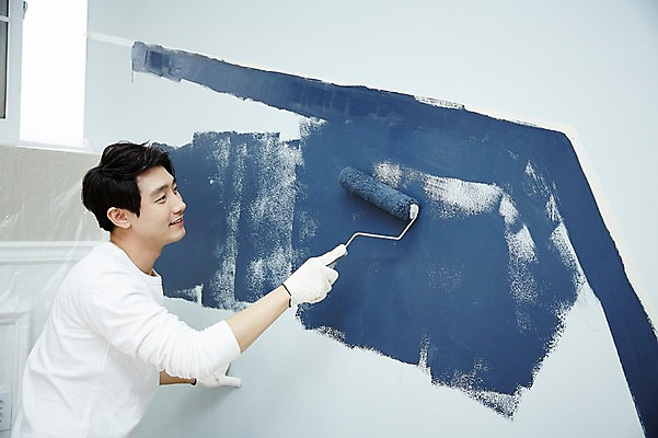 포토 JPG 남자 맨라이프 실내 한명 서기 미소 상반신 20대 성인 옆모습 인테리어 한국인 페인트칠 즐거움 롤러 DIY 셀프 남자만 성인남자한명만 국내포토 1 라이프스타일 디자인 감정 뷰포인트 모션 페인팅 표정 사람 동양인 청년 취미 내부 남자한명만 성인남자만 파일형식