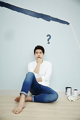 포토 JPG 전신 남자 맨라이프 휴식 실내 한명 앉기 20대 성인 앞모습 인테리어 한국인 물음표 호기심 DIY 셀프 남자만 성인남자한명만 국내포토 1 라이프스타일 기호 디자인 감정 뷰포인트 컨셉 모션 사람 동양인 청년 취미 내부 남자한명만 성인남자만 파일형식