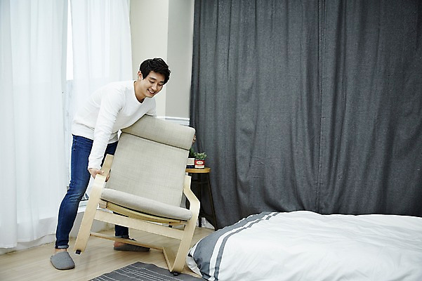 포토 JPG 전신 남자 맨라이프 의자 휴식 실내 한명 서기 미소 20대 성인 앞모습 방 한국인 운반 자취 남자만 성인남자한명만 국내포토 1 라이프스타일 뷰포인트 가구 컨셉 모션 표정 사람 동양인 청년 내부 남자한명만 성인남자만 파일형식