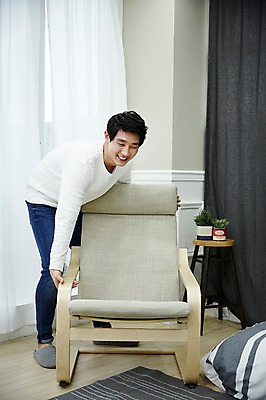 포토 JPG 전신 남자 맨라이프 의자 휴식 실내 한명 서기 미소 20대 성인 앞모습 방 한국인 운반 자취 남자만 성인남자한명만 국내포토 1 라이프스타일 뷰포인트 가구 컨셉 모션 표정 사람 동양인 청년 내부 남자한명만 성인남자만 파일형식