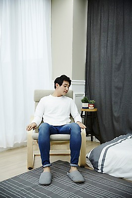 포토 JPG 전신 남자 맨라이프 의자 휴식 실내 한명 앉기 20대 성인 앞모습 방 한국인 자취 남자만 성인남자한명만 국내포토 1 라이프스타일 뷰포인트 가구 컨셉 모션 사람 동양인 청년 내부 남자한명만 성인남자만 파일형식