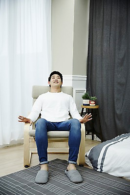 포토 JPG 전신 남자 맨라이프 의자 휴식 실내 한명 앉기 20대 성인 앞모습 방 한국인 자취 남자만 성인남자한명만 국내포토 1 라이프스타일 뷰포인트 가구 컨셉 모션 사람 동양인 청년 내부 남자한명만 성인남자만 파일형식