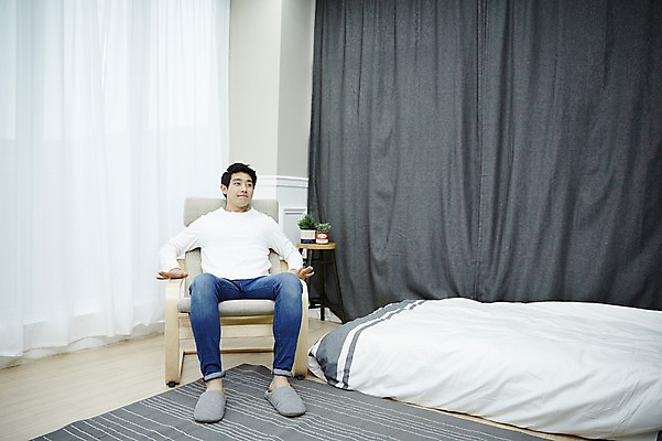 포토 JPG 전신 남자 맨라이프 의자 휴식 실내 한명 앉기 20대 성인 앞모습 방 한국인 자취 남자만 성인남자한명만 국내포토 1 라이프스타일 뷰포인트 가구 컨셉 모션 사람 동양인 청년 내부 남자한명만 성인남자만 파일형식