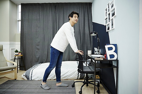 포토 JPG 전신 남자 맨라이프 휴식 실내 한명 서기 20대 성인 옆모습 방 한국인 자취 남자만 성인남자한명만 국내포토 1 라이프스타일 뷰포인트 컨셉 모션 사람 동양인 청년 내부 남자한명만 성인남자만 파일형식