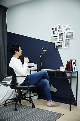 포토 JPG 전신 남자 여유 커피 맨라이프 의자 티타임 휴식 실내 한명 들기 앉기 20대 성인 옆모습 방 한국인 다리꼬기 자취 남자만 성인남자한명만 국내포토 1 라이프스타일 감정 음료 뷰포인트 가구 컨셉 모션 사람 동양인 청년 내부 남자한명만 성인남자만 파일형식