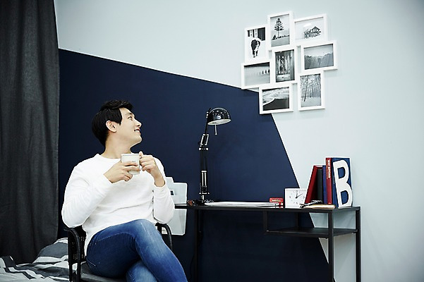 포토 JPG 남자 여유 커피 맨라이프 티타임 휴식 실내 한명 미소 들기 앉기 상반신 20대 성인 앞모습 방 한국인 다리꼬기 자취 남자만 성인남자한명만 국내포토 1 라이프스타일 감정 음료 뷰포인트 컨셉 모션 표정 사람 동양인 청년 내부 남자한명만 성인남자만 파일형식