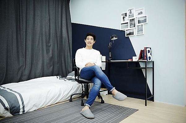 포토 JPG 전신 남자 여유 맨라이프 의자 휴식 실내 한명 미소 앉기 20대 성인 앞모습 방 한국인 다리꼬기 자취 남자만 성인남자한명만 국내포토 1 라이프스타일 감정 뷰포인트 가구 컨셉 모션 표정 사람 동양인 청년 내부 남자한명만 성인남자만 파일형식