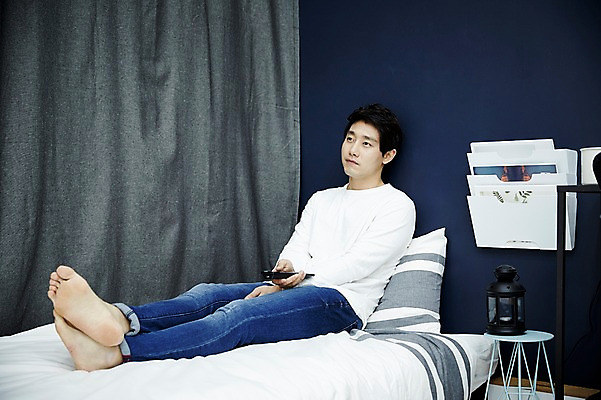 포토 JPG 전신 남자 여유 맨라이프 휴식 실내 한명 앉기 20대 성인 앞모습 방 한국인 침대 리모컨 티비시청 자취 남자만 성인남자한명만 국내포토 1 라이프스타일 감정 뷰포인트 가구 컨셉 모션 사람 동양인 청년 내부 시청_보고들음 남자한명만 성인남자만 파일형식