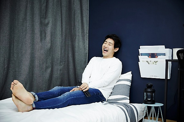 포토 JPG 전신 남자 여유 맨라이프 휴식 실내 한명 미소 앉기 20대 성인 앞모습 방 한국인 침대 리모컨 티비시청 자취 남자만 성인남자한명만 국내포토 1 라이프스타일 감정 뷰포인트 가구 컨셉 모션 표정 사람 동양인 청년 내부 시청_보고들음 남자한명만 성인남자만 파일형식