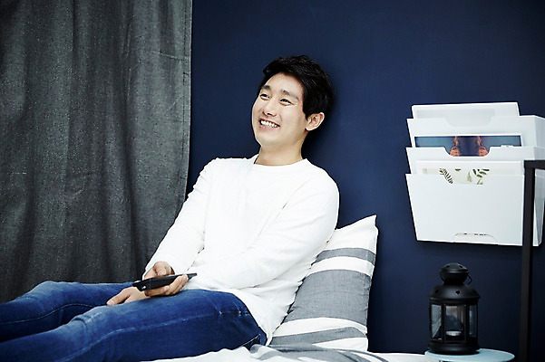 포토 JPG 남자 여유 맨라이프 휴식 실내 한명 미소 앉기 상반신 20대 성인 앞모습 방 한국인 리모컨 티비시청 자취 남자만 성인남자한명만 국내포토 1 라이프스타일 감정 뷰포인트 컨셉 모션 표정 사람 동양인 청년 내부 시청_보고들음 남자한명만 성인남자만 파일형식