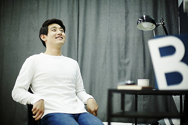 포토 JPG 남자 여유 맨라이프 휴식 실내 한명 미소 앉기 상반신 20대 성인 앞모습 방 한국인 자취 남자만 성인남자한명만 국내포토 1 라이프스타일 감정 뷰포인트 컨셉 모션 표정 사람 동양인 청년 내부 남자한명만 성인남자만 파일형식