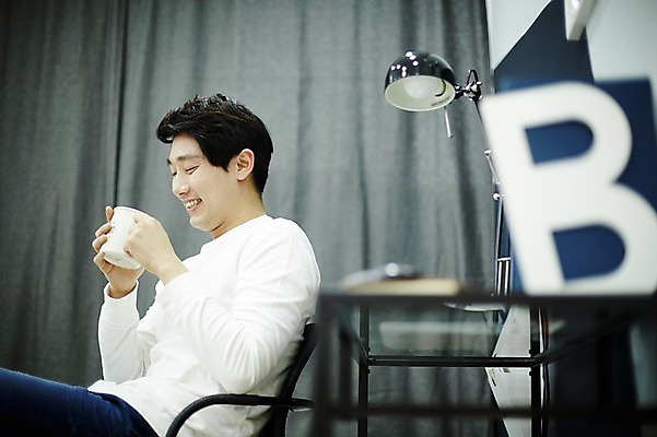 포토 JPG 남자 여유 커피 맨라이프 티타임 휴식 실내 한명 미소 들기 앉기 상반신 20대 성인 옆모습 방 한국인 자취 남자만 성인남자한명만 국내포토 1 라이프스타일 감정 음료 뷰포인트 컨셉 모션 표정 사람 동양인 청년 내부 남자한명만 성인남자만 파일형식