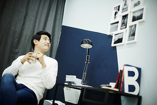 포토 JPG 남자 여유 커피 맨라이프 티타임 휴식 실내 한명 들기 앉기 상반신 20대 성인 앞모습 방 한국인 자취 남자만 성인남자한명만 국내포토 1 라이프스타일 감정 음료 뷰포인트 컨셉 모션 사람 동양인 청년 내부 남자한명만 성인남자만 파일형식