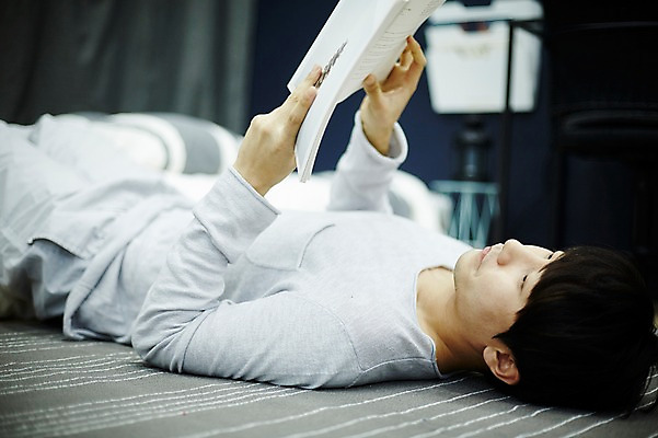 포토 JPG 남자 맨라이프 휴식 실내 한명 20대 성인 눕기 독서 방 한국인 자취 남자만 성인남자한명만 국내포토 1 라이프스타일 컨셉 모션 사람 동양인 청년 내부 남자한명만 성인남자만 파일형식