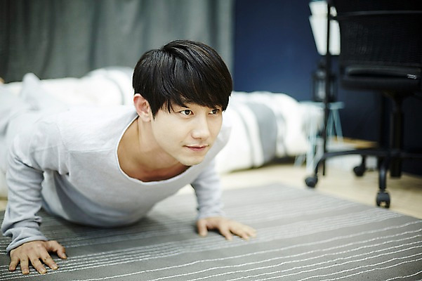 포토 JPG 남자 맨라이프 실내 한명 20대 성인 방 한국인 팔굽혀펴기 자취 남자만 성인남자한명만 맨몸운동 국내포토 1 라이프스타일 사람 동양인 청년 내부 운동 남자한명만 성인남자만 파일형식