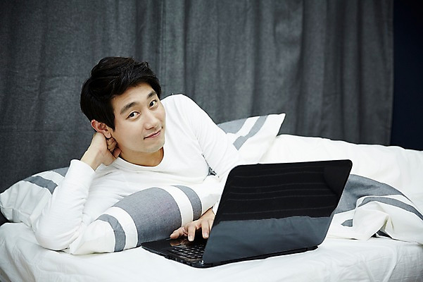 포토 JPG 남자 맨라이프 휴식 실내 한명 20대 성인 노트북 방 한국인 자취 남자만 성인남자한명만 국내포토 1 라이프스타일 컨셉 사람 동양인 청년 내부 전자제품 남자한명만 성인남자만 파일형식