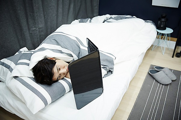 포토 JPG 전신 남자 맨라이프 휴식 실내 한명 20대 성인 노트북 눕기 방 한국인 침대 자취 남자만 성인남자한명만 국내포토 1 라이프스타일 가구 컨셉 모션 사람 동양인 청년 내부 전자제품 남자한명만 성인남자만 파일형식