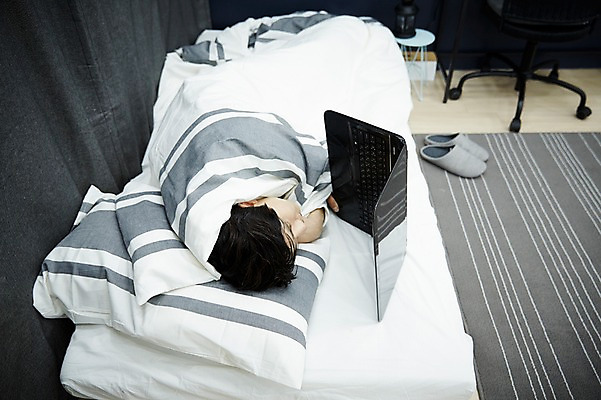 포토 JPG 전신 남자 맨라이프 휴식 실내 한명 20대 성인 노트북 눕기 방 한국인 침대 자취 남자만 성인남자한명만 국내포토 1 라이프스타일 가구 컨셉 모션 사람 동양인 청년 내부 전자제품 남자한명만 성인남자만 파일형식