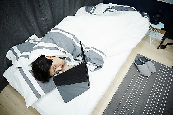 포토 JPG 전신 남자 맨라이프 휴식 실내 한명 20대 성인 노트북 눕기 방 한국인 침대 자취 남자만 성인남자한명만 국내포토 1 라이프스타일 가구 컨셉 모션 사람 동양인 청년 내부 전자제품 남자한명만 성인남자만 파일형식