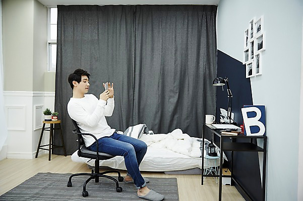 포토 JPG 전신 남자 맨라이프 휴식 실내 한명 들기 앉기 20대 성인 옆모습 스마트폰 사진촬영 방 한국인 자취 남자만 성인남자한명만 국내포토 1 라이프스타일 뷰포인트 컨셉 모션 사람 동양인 청년 내부 핸드폰 스마트기기 촬영 남자한명만 성인남자만 파일형식